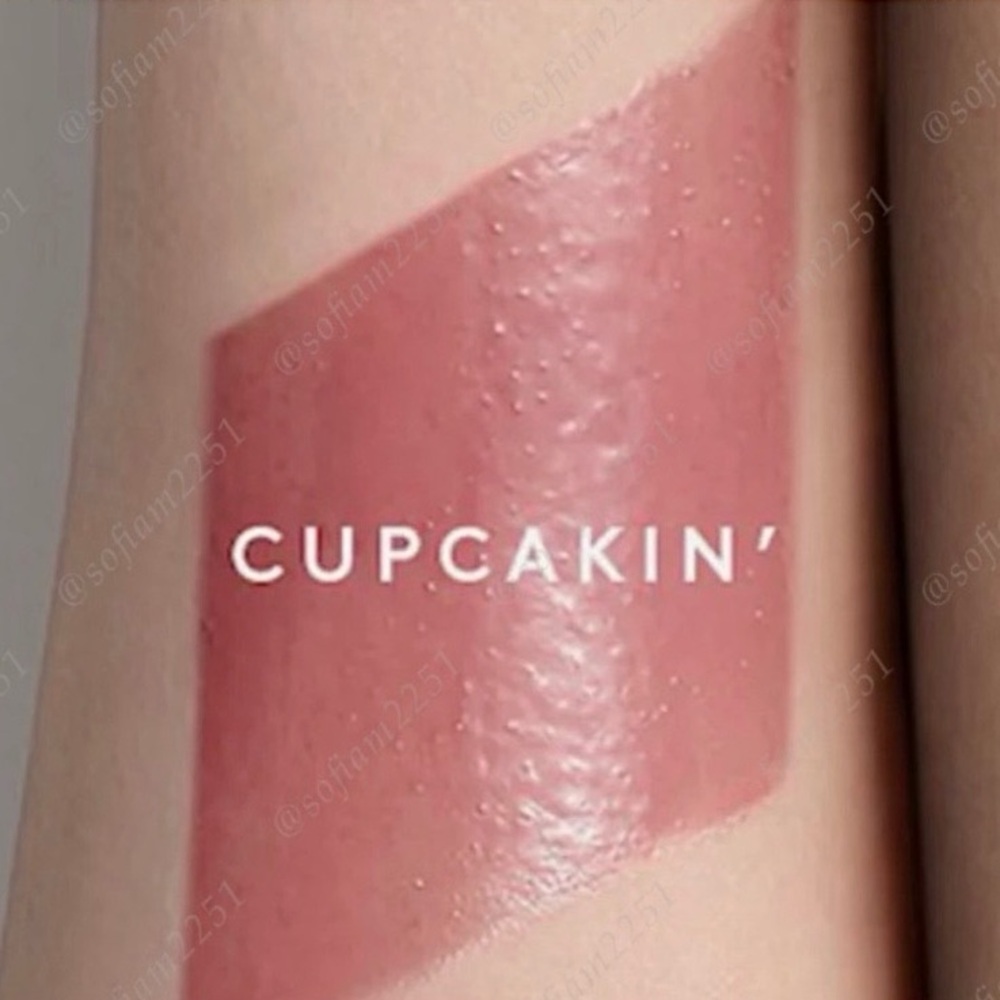 🧁NEW!🧁Fenty Beauty Cupcakin' Gloss Bomb Cream Color Lip Gloss BRAND NEW! - Picture 2 of 9